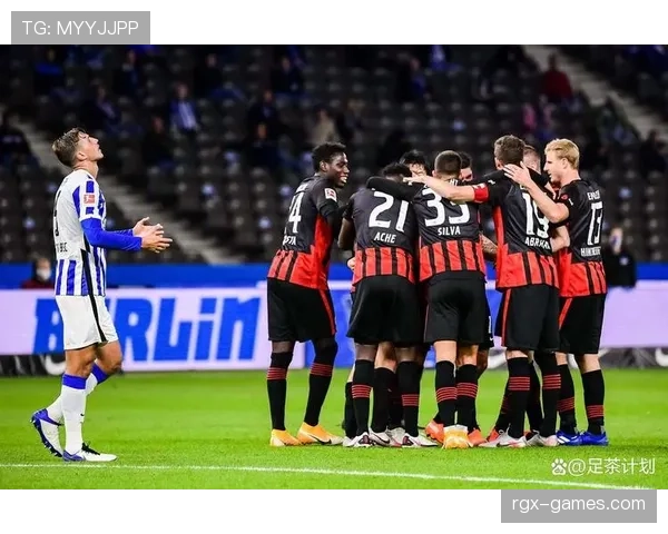 德甲新赛季盛典点燃欧洲公园球场,球迷热情助威展现坚定支持 德甲新赛季盛典点燃欧洲公园球场,球迷热情助威展现坚定支持